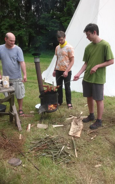Fotky ze stavění tábora